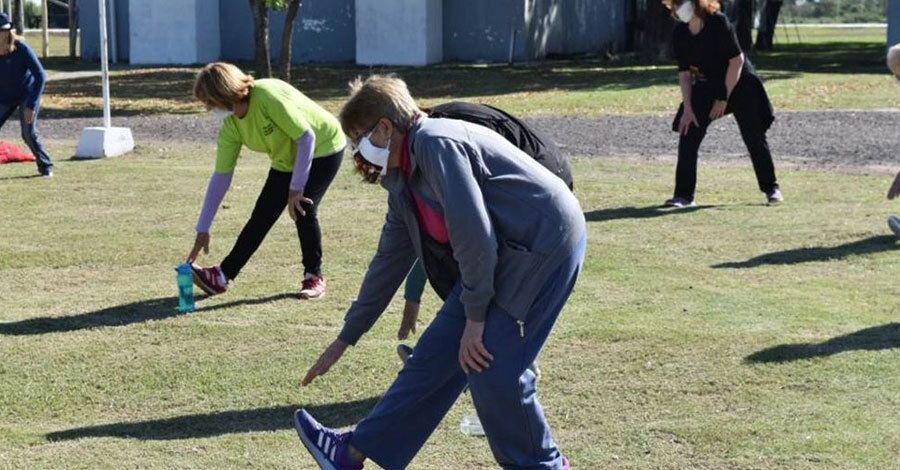 Actividades físicas en plazas y playas para personas mayores