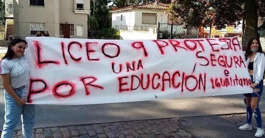 Dos estudiantes portando un cartel que dice Lieco 9 protesta por una educación segura e igualitaria
