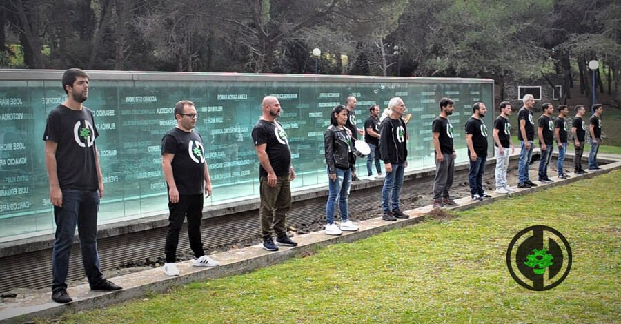 Murga Curtidores de Hongos parados de Frente con seriedad