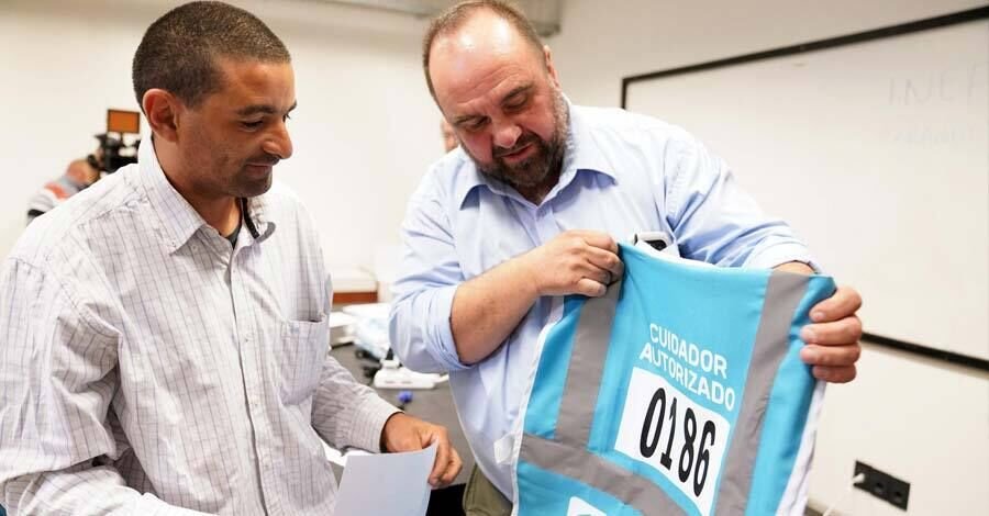 Llamado para cuidacoches autorizados por la Intendencia