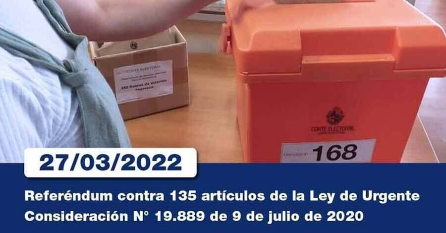 Una persona depositando el sobre en la urna de votación