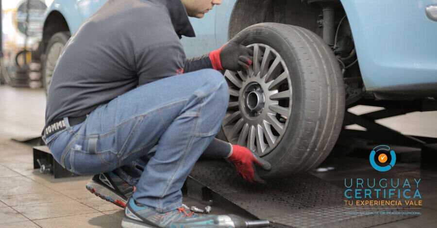 hombre reparando una la rueda de un auto