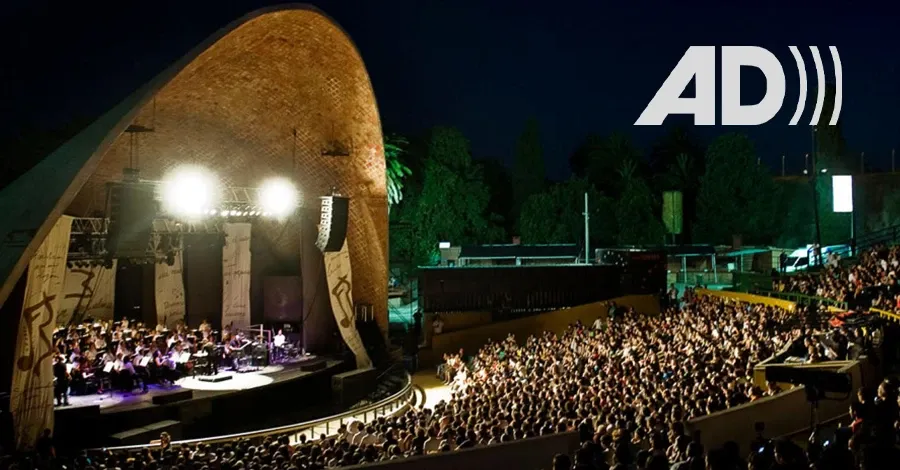 Escena aérea del Teatro de Verano Ramón Collazo de noche y en un espectáculo con público