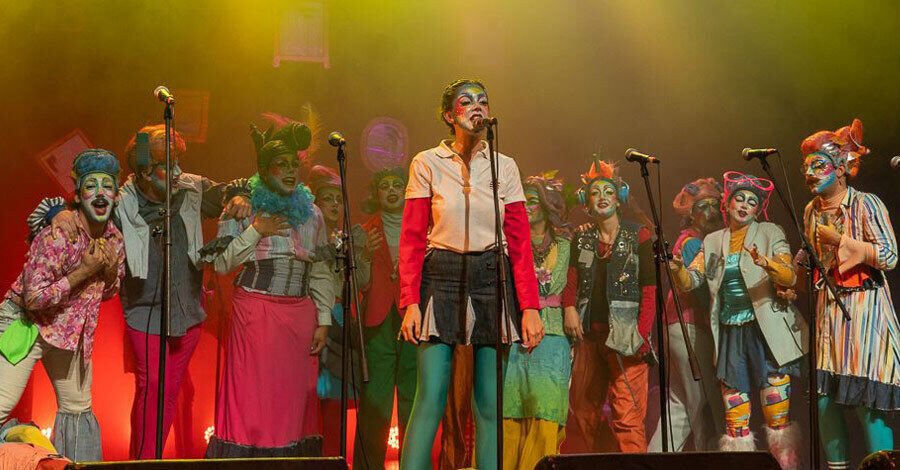 Murga Cuál en el escenario del Teatro Florencio Sánchez actuando en el Encuentro de Murga Joven 2024