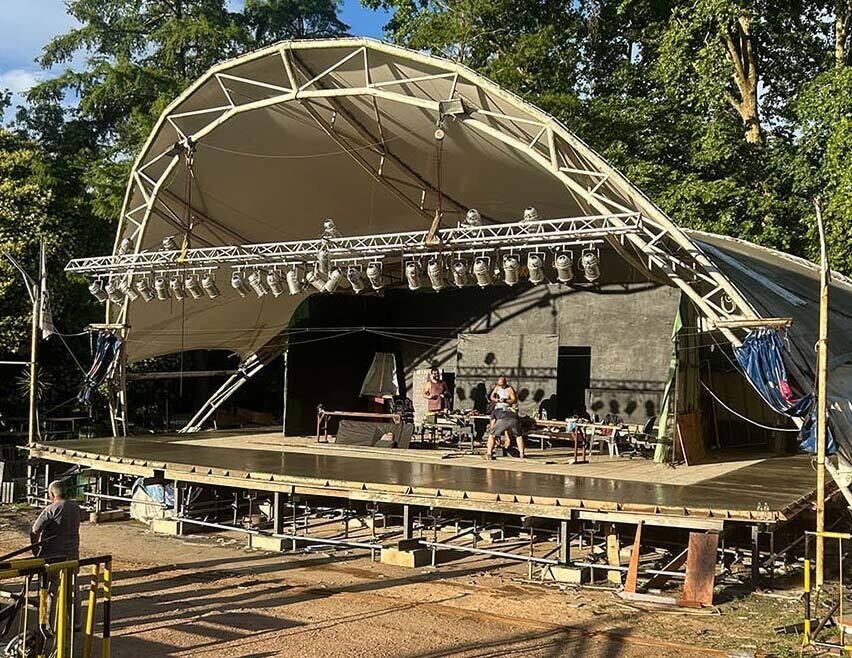 Escenario del Teatro de Verano de Colón visto de una perspectiva de la tribuna derecha
