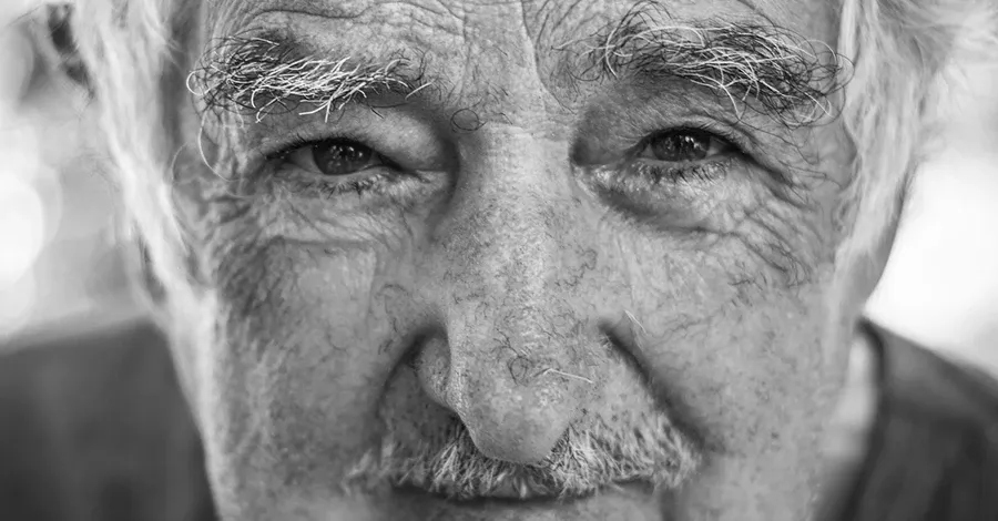 primerísimo primer plano, en escala de grises de la cara de José "Pepe" Mujica