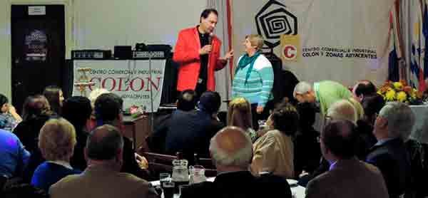 Harry Scott mago profesional de reconocida trayectoria brindando su show con participación del público en el 50 aniversario del Centro Comercial de Colón