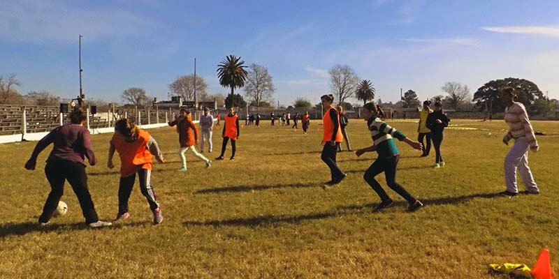 Jóvenes y adolescentes al aire libre compartiendo actividades en el Encuentro Deportivo realizado el Salus FC