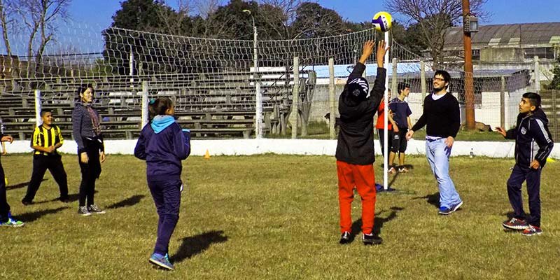 Jóvenes y adolescentes al aire libre compartiendo actividades en el Encuentro Deportivo realizado el Salus FC