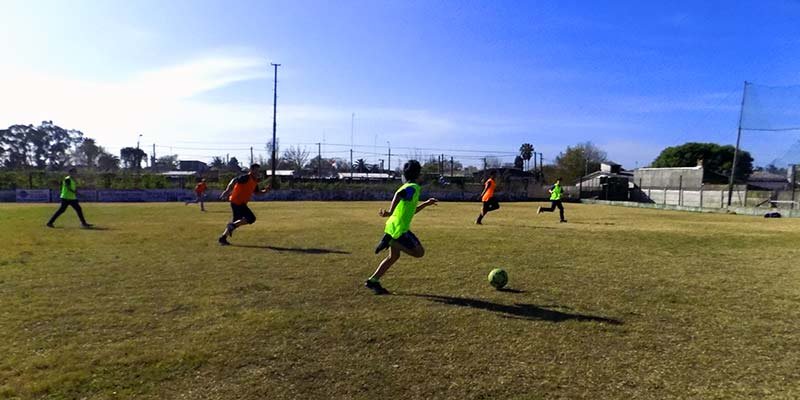 Jóvenes y adolescentes al aire libre compartiendo actividades en el Encuentro Deportivo realizado el Salus FC