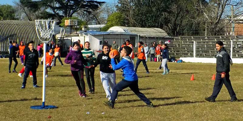 Jóvenes y adolescentes al aire libre compartiendo actividades en el Encuentro Deportivo realizado el Salus FC