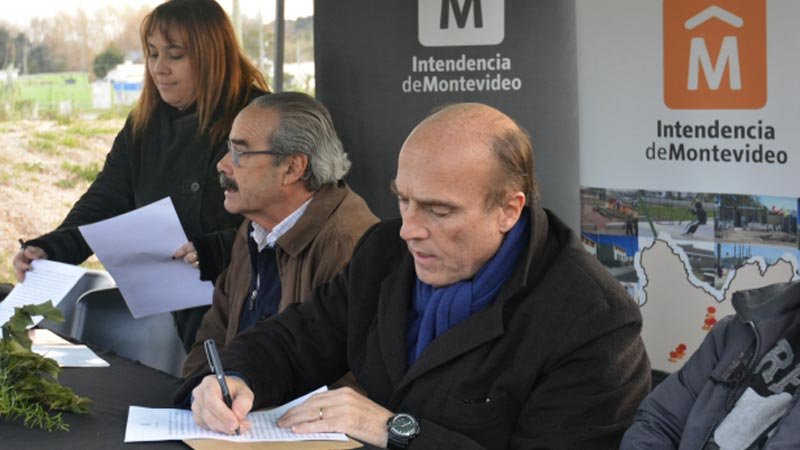 imagen de daniel martinez firmando convenio
