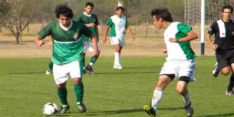 imagen de deportistas jugando al futbol