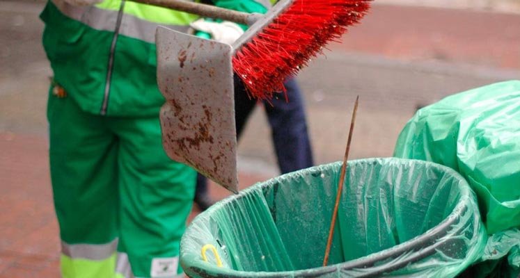 imagen de una persona limpiando las calles de montevideo