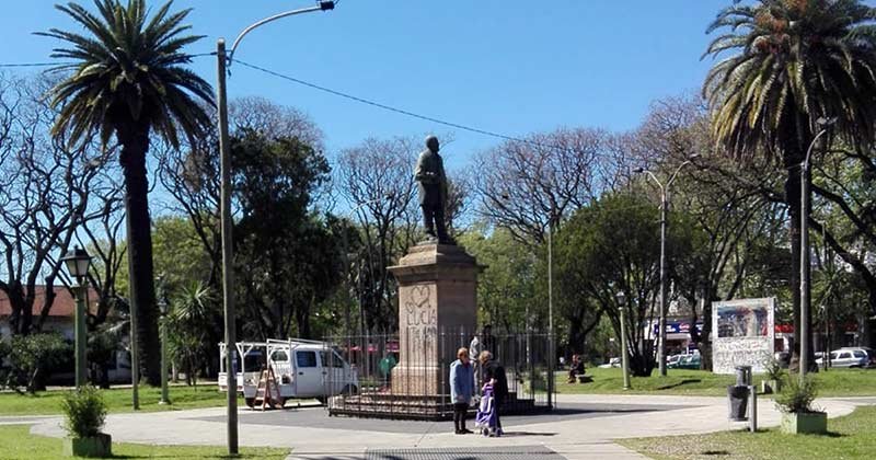 Rejas alrededor del monumento a Francisco Vidiella - Plaza Vidiella - Barrio Colón
