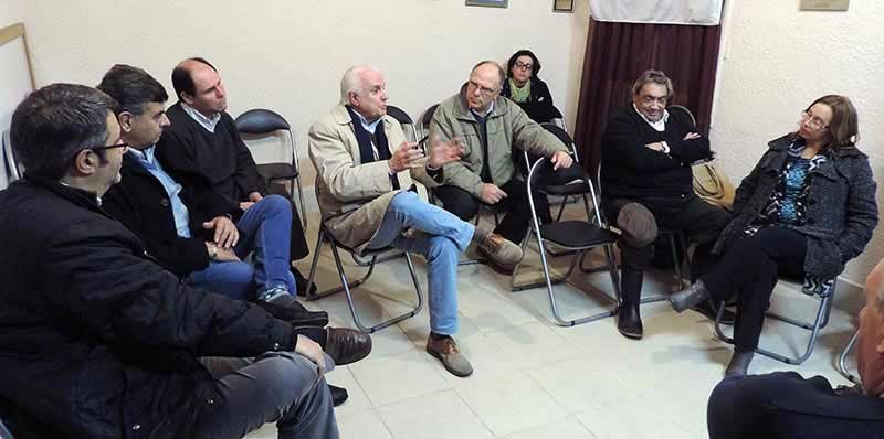 Vecinos y comerciantes de colón en reunion con autoridades municipales debatiendo sobre corredor garzon