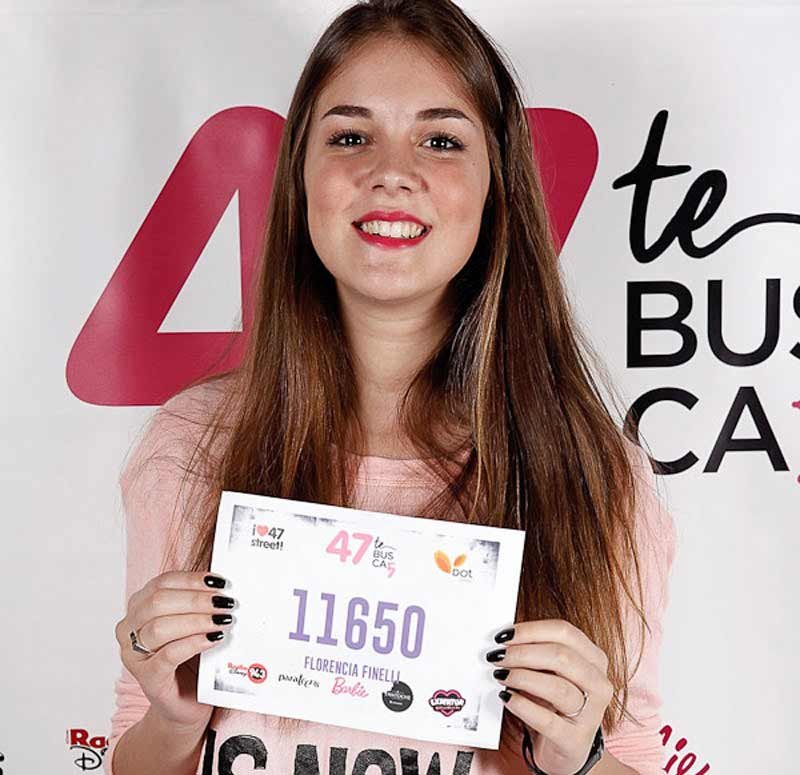 Florencia Finelli en primer plano con el número de participante del concurso 47Street