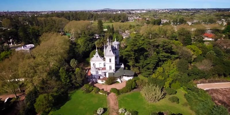 imagen aerea del castillo de idiarte borda en el barrio colon 01