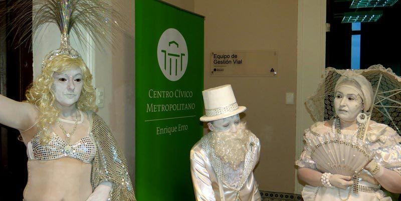 imagen de estatuas vivientes en el centro civico enrique erro