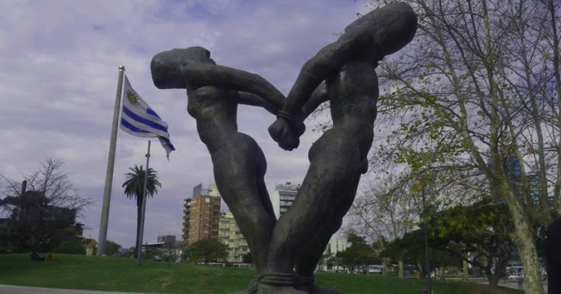 monumento nunca mas