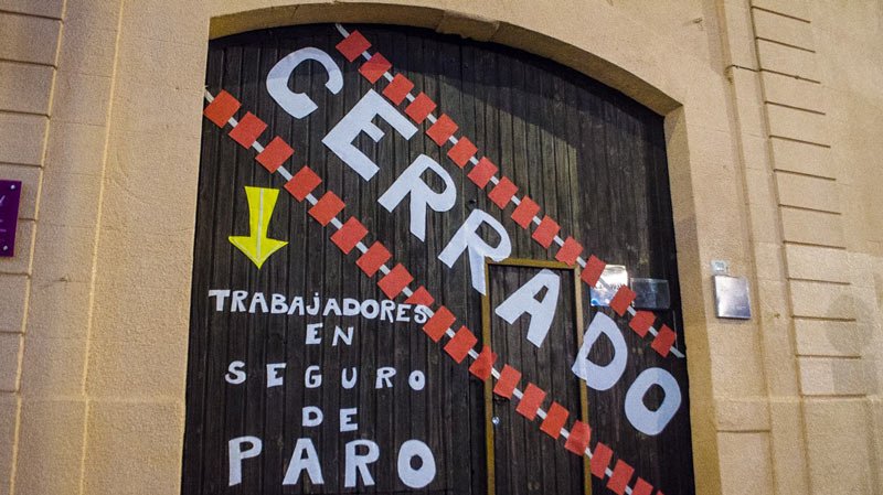 Puerta del museo del carnaval con la inscripción transversal que dice: "cerrado, trabajadores en seguro de paro"