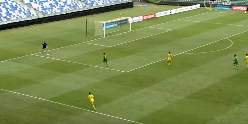 En la foto se ve el momento en el que el arquero se prepara para golpear el balón, que luego de forma curiosa se meterá en su propia valla