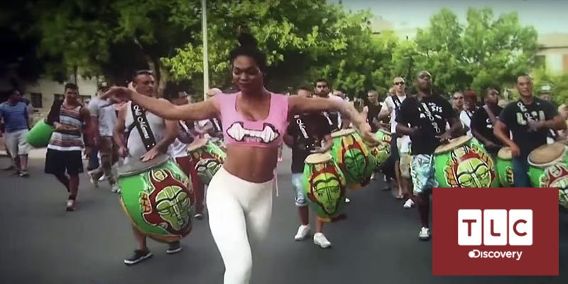 Vedette de carnaval Kenia Acosta bailando delante de una cuerda de tambores en un ensayo de la comparsa Mi Morena