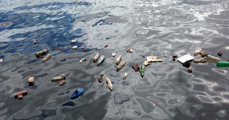 botellas flotando en el mar
