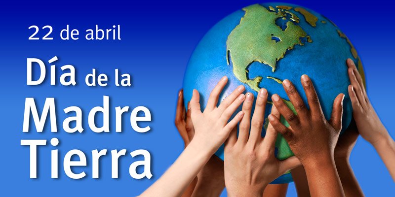 El planeta tierra sostenido por manos humanas de diversas razas, sobre la izquierda de la foto texto con la inscripción 22 de abril día de la madre tierra