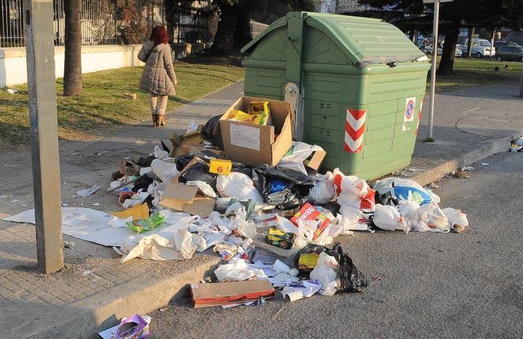 imagendebasuratiradafueradeloscontenedoresenmontevideo