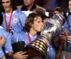 Forlán besa la copa tan merecida